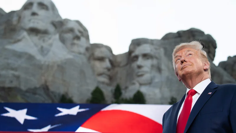 Fotografija: Predsednik Donald Trump pred Mount Rushmorom v Keystonu, Južna Dakota. Foto Saul Loeb Afp