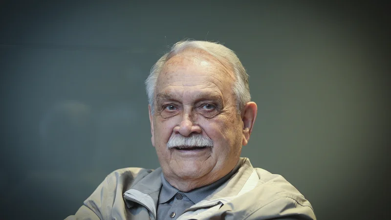 Fotografija: »Za vzgojo novih sort vrtnic je potrebna res velika potrpežljivost – proces traja osem let ali več. Precej pa je tudi fizičnega dela. Potrpežljivosti imam še dovolj, le kolena me ne ubogajo več,« je povedal dr. Matjaž Kmecl. FOTO Jože Suhadolnik/Delo