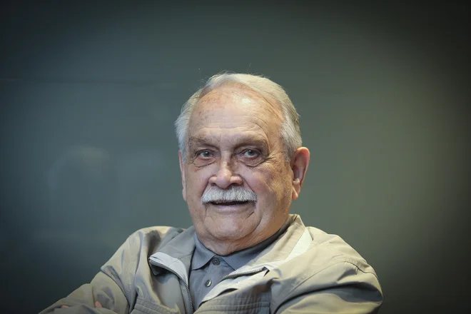 &raquo;Za vzgojo novih sort vrtnic je potrebna res velika potrpežljivost &ndash; proces traja osem let ali več. Precej pa je tudi fizičnega dela. Potrpežljivosti imam še dovolj, le kolena me ne ubogajo več,&laquo; je povedal dr. Matjaž Kmecl. FOTO Jože Suhadolnik/Delo