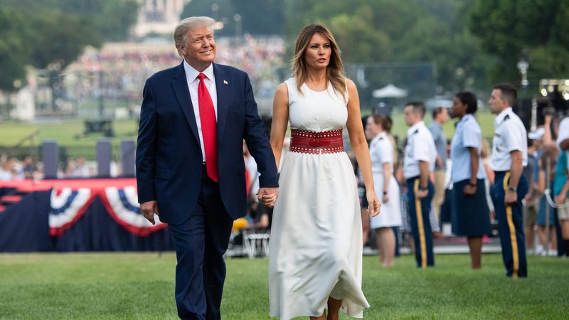 Fotografija: Donald in Melania Trump pred Belo hišo. FOTO: Saul Loeb/AFP