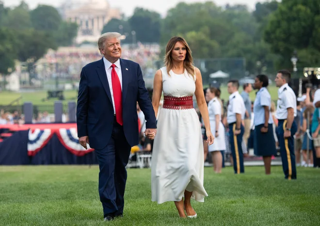 Donald in Melania Trump pred Belo hišo.&nbsp;FOTO: Saul Loeb/AFP