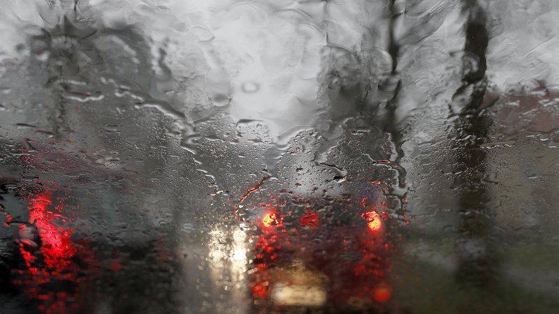 Fotografija: Preobilica dežja je zalila kleti in cestne podvoze. FOTO: Blaž Samec/Delo
