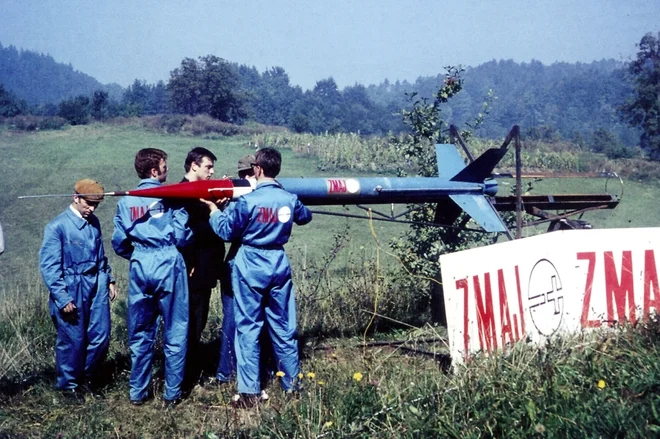 Nameščanje rakete Sirij-2-Zmaj. FOTO: hrani ZAC