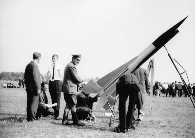 Poštna raketa ARSC-10-D na letališču v Slivnici leta 1965. FOTO: hrani ZAC