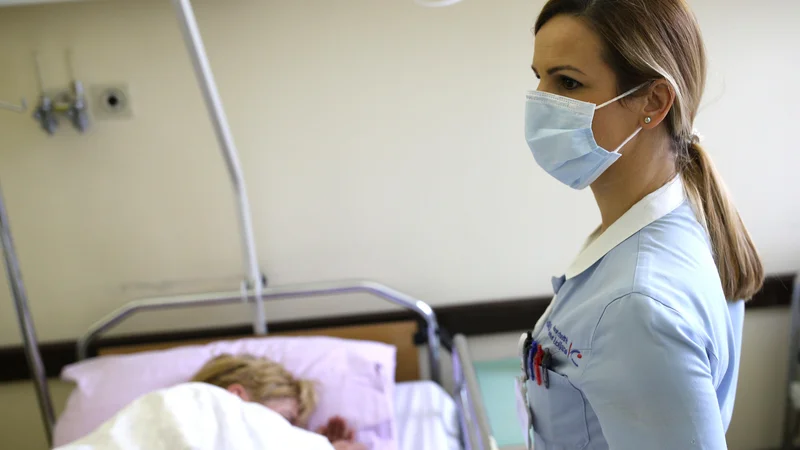 Fotografija: Včeraj so v Sloveniji po 1325 testiranjih potrdili 23 okužb z novim koronavirusom, hospitaliziranih pa je bilo 12 bolnikov, kar je eden več kot dan prej. Nihče od njih ni potreboval intenzivne nege, eno osebo pa so odpustili v domačo oskrbo, kažejo vladni podatki. Doslej so skupno potrdili 1739 okužb, umrlo pa je 111 bolnikov s covidom-19. FOTO: Tomi Lombar/Delo