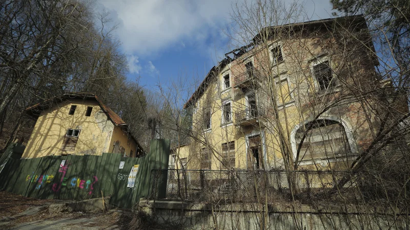 Fotografija: Hotel Bellevue že leta propada, objekt pa je nevaren za okolico in za ljudi. Poslovnež Izet Rastoder bi hotelu rad vrnil nekdanji sijaj. Foto Jože Suhadolnik