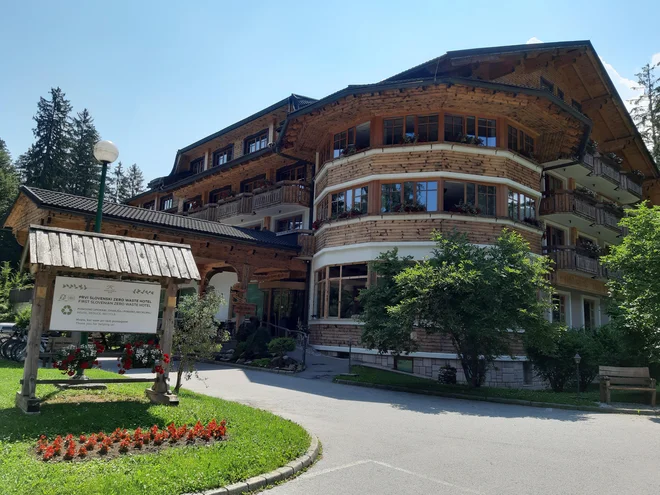 Hotel lastnika po korakih obnavljata. Tako počasi izgublja socialistični pridih in postaja sodoben hotel, v katerem je les glavni element. FOTO: Mitja Felc/Delo