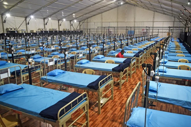 V Indiji je za posledicami uničujoče bolezni covid-19 umrlo že več kot 20.000 ljudi. FOTO: Punit Paranjpe/AFP