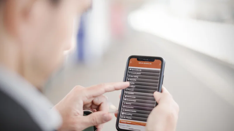 Fotografija: Vse več strank se odloča za digitalno bančništvo. Foto Uroš Hočevar