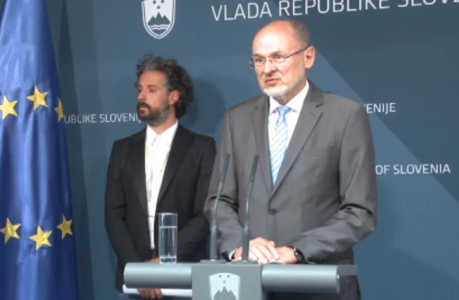 Mario Fafangel (levo) in Jelko Kacin na današnji tiskovni konferenci nista bila preveč optimistična glede zajezitve širjenja koronavirusa. FOTO: Posnetek zaslona