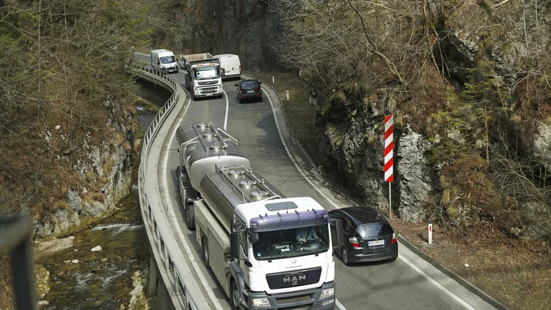 Izogibanje plačevanju cestnine tovornih vozil je bilo aktualno že v prejšnjem cestninskem sistemu in je tudi v novem. FOTO: Leon Vidic/Delo