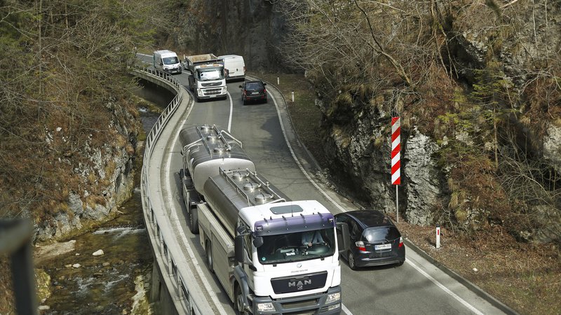Fotografija: Izogibanje plačevanju cestnine tovornih vozil je bilo aktualno že v prejšnjem cestninskem sistemu in je tudi v novem. FOTO: Leon Vidic/Delo