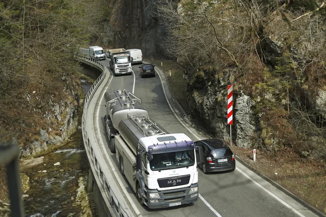 Izogibanje plačevanju cestnine tovornih vozil je bilo aktualno že v prejšnjem cestninskem sistemu in je tudi v novem. FOTO: Leon Vidic/Delo