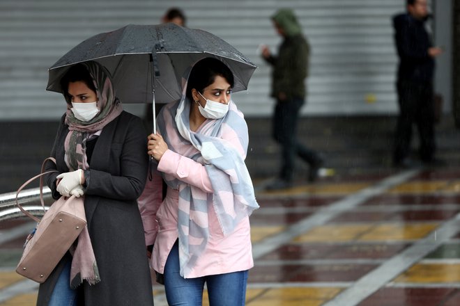 Nošenje zaščitnih mask je v Iranu obvezno. FOTO: Wana News Agency Via Reuters