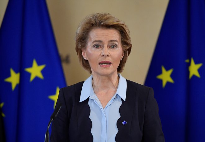 Predsednica evropske komisije Ursula von der Leyen se je razveselila ponujene roke sprave slovenskega premiera. FOTO: John Thys/Reuters