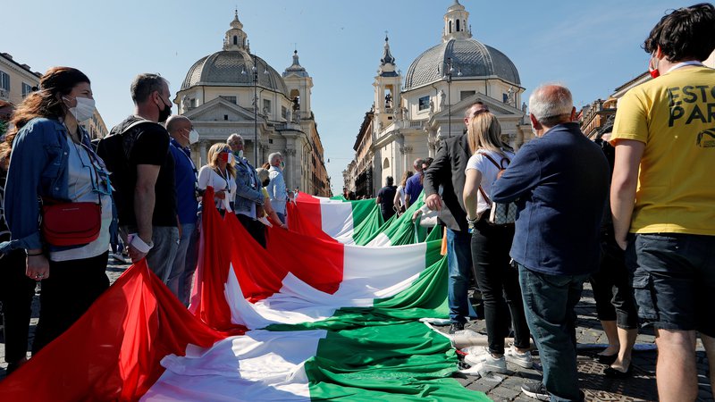 Fotografija: Na rimskem trgu Piazza del Popolo je konec prejšnjega tedna potekal protest proti Contejevi vladi, ki ga je organizirala italijanska opozicija. Foto: Remo Casilli/Reuters
