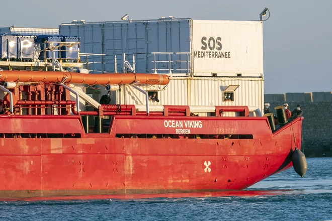Večina migrantov je morala zapustiti humanitarno ladjo Ocean Viking, ko so se začele nevšečnosti. FOTO: Giovanni Isolino/AFP