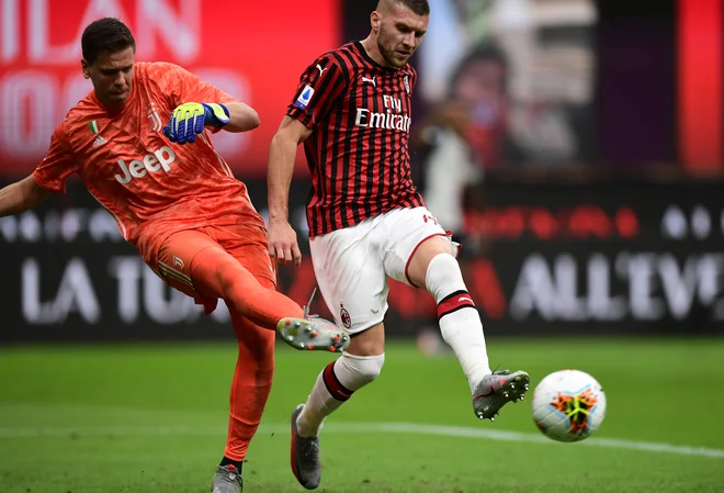 Za Milančane je četrti gol zabil hrvaški reprezentant Ante Rebić (desno) v dvoboju z Juventusovim poljskim vratarjem Wojciechom Szczesnyjem. FOTO: Miguel Medina/AFP