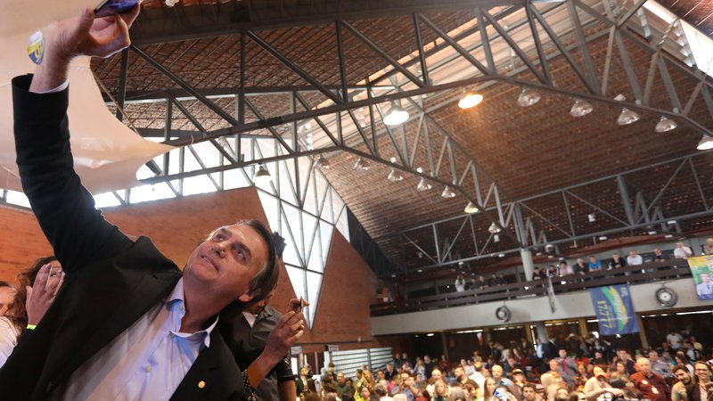 Fotografija: Sodeč po anketah javnega mnenja bo Bolsonaro na oktobrskih volitvah zbral največ glasov. FOTO: Reuters