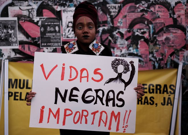 Udeleženka protesta proti rasizmu in mačizmu v São Paulu. FOTO: Nacho Doce/Reuters