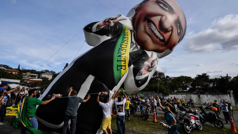 Fotografija: Na današnjih volitvah bo najverjetneje največ glasov zbral desničar Bolsonaro. FOTO: Nelson Almeida/AFP