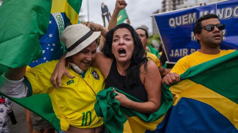 Fotografija: Podporniki so za svojega kandidata Jairja Bolsonara navijali tudi pred njegovim domom v Riu de Janeiru. FOTO: AFP