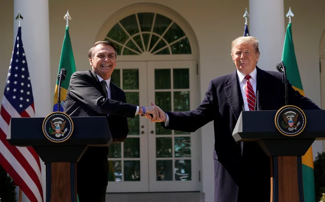 Bolsonaro je tridnevno gostovanje začel s trditvijo, da je »prvič po dolgem času prišel v Washington brazilski predsednik, ki ni razpoložen protiameriško«. FOTO: Kevin Lamarque/Reuters