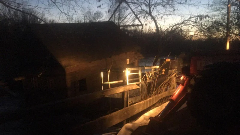 Fotografija: Tudi s posebnimi dvigali v Ižakovcih skušajo rešiti potapljajoči se mlin na Muri. FOTO: Oste Bakal