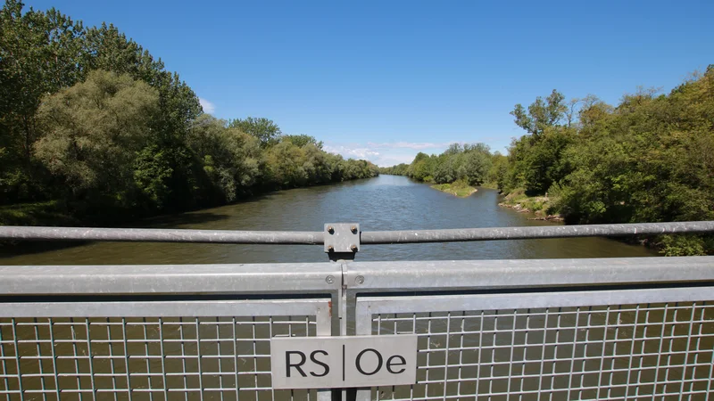 Fotografija: Eno od razširitev Mure ob meji so Avstrijci naredili pri mostu med Črnci in Donnersdorfom. FOTO:Jože Pojbič/Delo