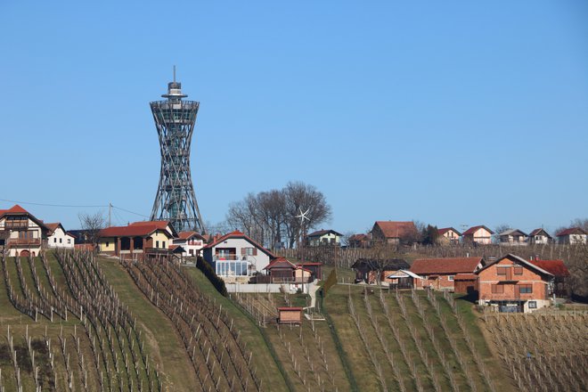 Vinogradi, ogrlice kleti na slemenih in nad njimi stolp Vinarium so privlačnost Lendavskih goric. FOTO: Jože Pojbič/Delo