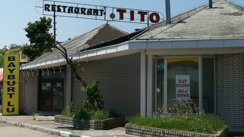 Fotografija: Restavracija Tito ob avtocesti iz Beograda proti Nišu. Še nedavno so tukaj stregli v rdečih pionirskih rutkah in partizanovkah.
Fotografija Milena Zupanič