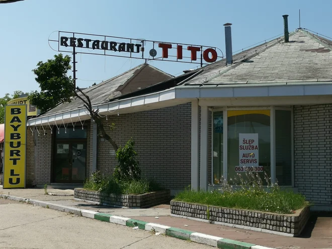 Restavracija Tito ob avtocesti iz Beograda proti Nišu. Še nedavno so tukaj stregli v rdečih pionirskih rutkah in partizanovkah.<br />
Fotografija Milena Zupanič