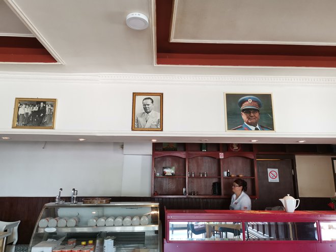 Turški lastnik še ni snel Titovih slik s sten restavracije, le natakarjev v pionirskih rutkah in partizanovkah ni več.  Fotografija Milena Zupanič