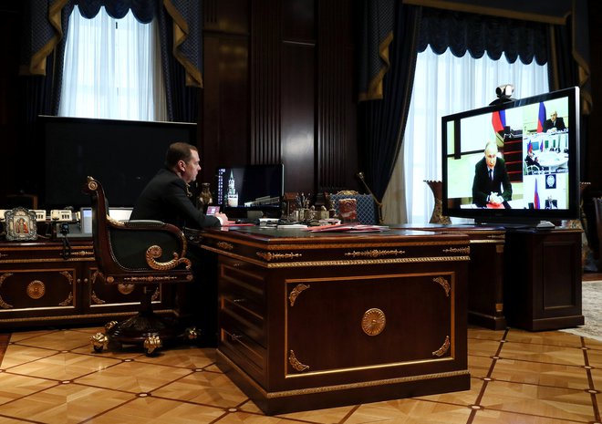 Vladimir Putin je z Dmitrijem Medvedjevom že uprizoril komedijo zmešnjav, ko sta se za dva mandata zamenjala na položajih. Fotografiji Reuters