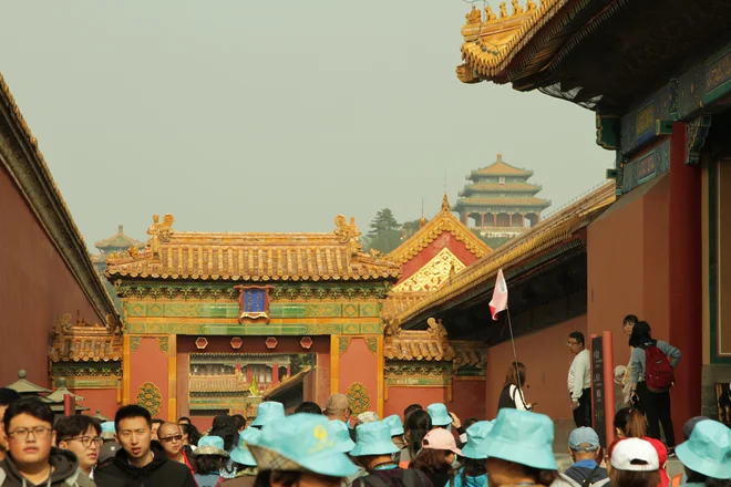 Peking je poln turistov, največ je domačih, tujci smo le kaplja v morje. Eden najbolj obiskanih krajev v prestolnici je Prepovedano mesto<em>, </em>največji kompleks palač na svetu in nekdanja cesarjeva rezidenca. FOTO: Mateja Toplak