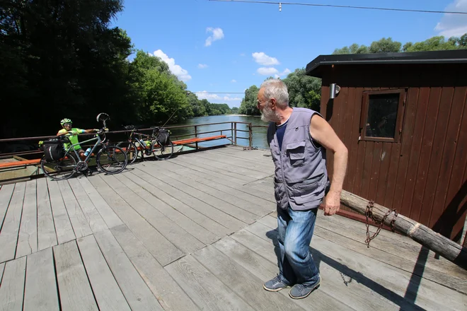 Martin Pozderec je pred desetletjem kupil rabljen brod in v Gornji Bistrici znova začel prevažati ljudi čez Muro. Zdaj brod upravljata sin Jože in vnukinja Nina. FOTO: Jože Pojbič/Delo