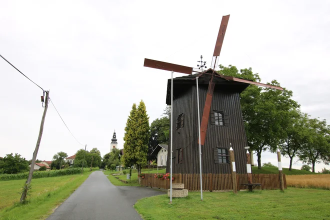 Starogorski mlin na veter je povečana replika zadnjega delujočega Bečevega vetrnega mlina na Kokolajnščaku. FOTO: Jože Pojbič/Delo