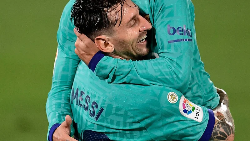Fotografija: V Barceloni tudi med Antoinom Griezmannom in Lionelom Messijem vlada navidezna ljubezen, a temelji uspešnega partnerstva so načeti. FOTO: Jose Jordan/AFP