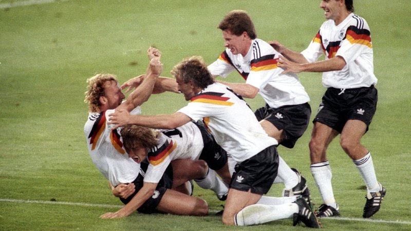 Fotografija: Veselje Nemcev po tem, ko je zabil edini gol Andreas Brehme. FOTO: Reuters