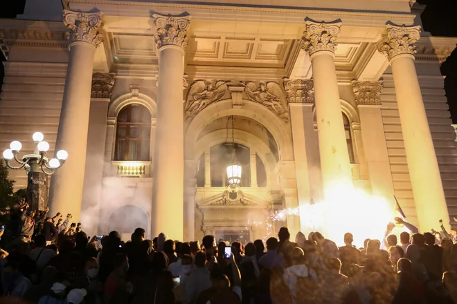 Protestniki so skušali vdreti v parlament. FOTO: Djordje Kojadinovic/Reuters