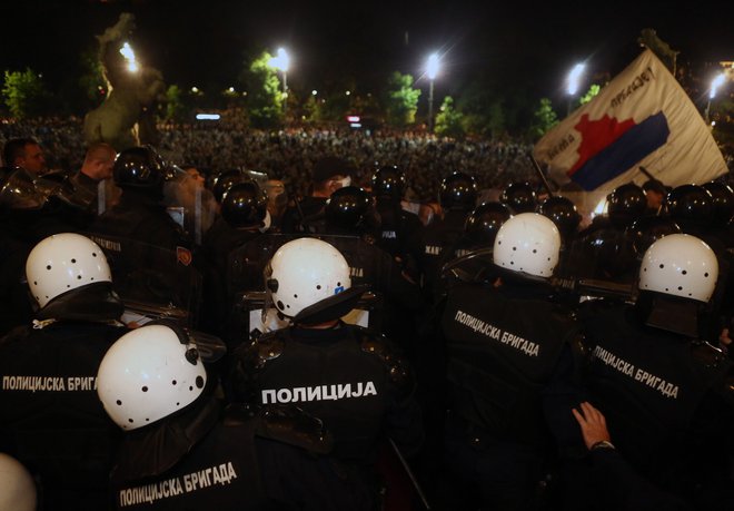 Srbska vlada je znova uvedla policijsko uro. FOTO: Oliver Bunic/AFP