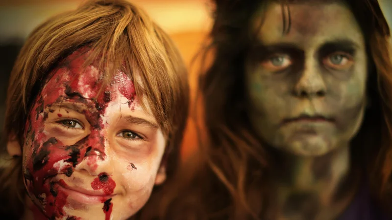 Fotografija: Delavnico, na kateri se obiskovalci spremenijo v zombije, bo letos nadomestila izdelava medicinskih mask. Fotografiji Jure Eržen