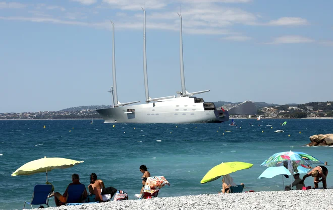 Super jadrnica velikanka, kar 140-metrska trijambornica z nič kaj poetičnim projektnim imenom Sayling Yacht A, ki je vredna več sto milijonov evrov in je v lasti ruskega milijarderja Andreja Melničenka, se trenutno nahaja v zalivu ob francoskem mestu Cagnes-Sur-Mer. FOTO: Eric Gaillard/Reuters