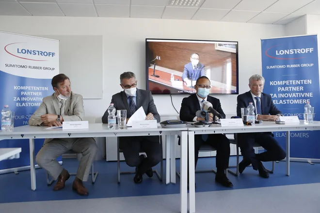 Novinarska konferenca podjetja Lonstroff. Z desne: Peter Weber (direktor Lonstroff medicinski elastomeri), Ken Masaoka (generalni direktor medicinske divizije Sumitomo Rubber Industries) in Maurice Hasani (glavni izvršni direktor Lonstroff AG). FOTO: Leon Vidic/Delo