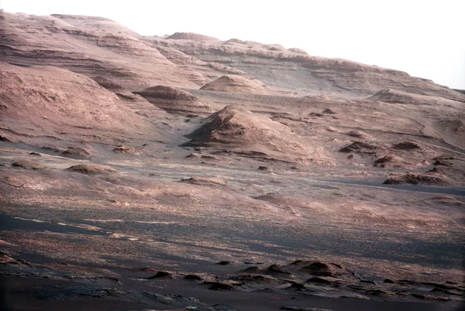 Vznožje gore Sharp na Marsu, ki jo je fotografiral Nasin rover Curiosity. Temu se bo, če bo šlo vse po načrtih, prihodnje leto pridružil Nasin rover Perserverance in kitajska odprava z landerjem in roverjem Vprašanja nebu 1. Emiratska odprava vsebuj