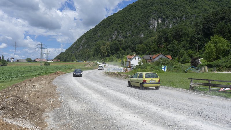 Fotografija: V okviru projekta Čisto zate dela potekajo na cesti Vikrče–Tacen.
FOTO: Vid Svetina