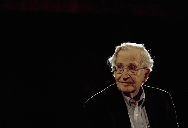 Filozof Noam Chomsky je neutrudni kritik politike aktualnega ameriškega predsednika. FOTO: Reuters