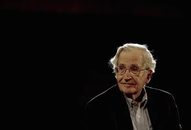 Filozof Noam Chomsky je neutrudni kritik politike aktualnega ameriškega predsednika. FOTO: Reuters