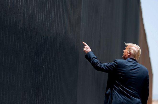 Ameriški predsednik Donald Trump bo zaradi gradnje 322 kilometrov zidu na meji med ZDA in Mehiko. Foto Saul Loeb/AFP