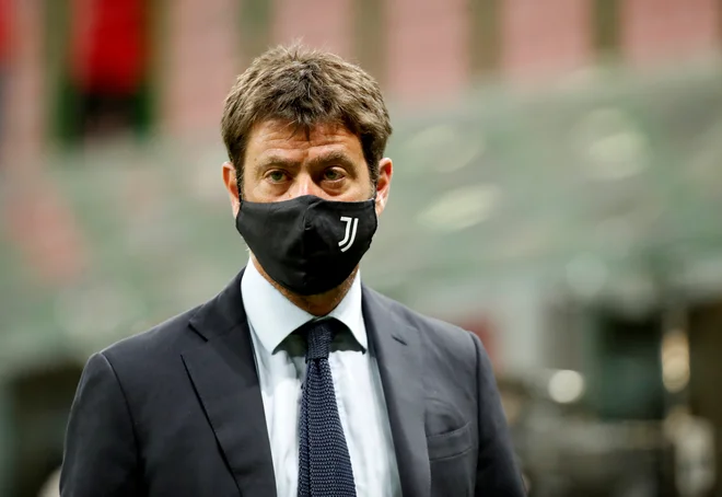 Deluje mrk, a brez skrbi, Juventusov predsednik Andrea Agnelli za masko skriva nasmeh ob novem šampionskem slavju. FOTO: Alessandro Garofalo/Reuters